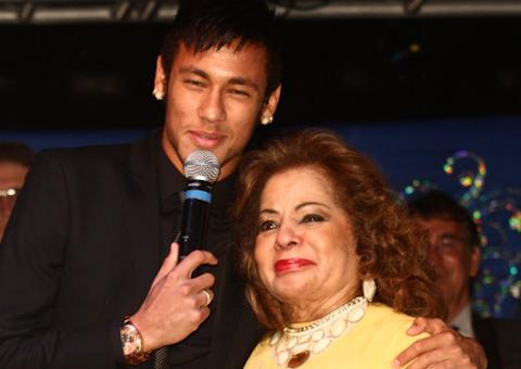 Cantora Ângela Maria é homenageada em aniversário de 84 anos e 60 de carreira